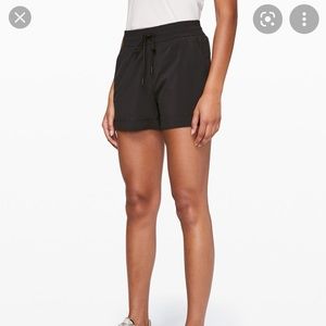 Lululemon Spring Break Away Shorts Black 6